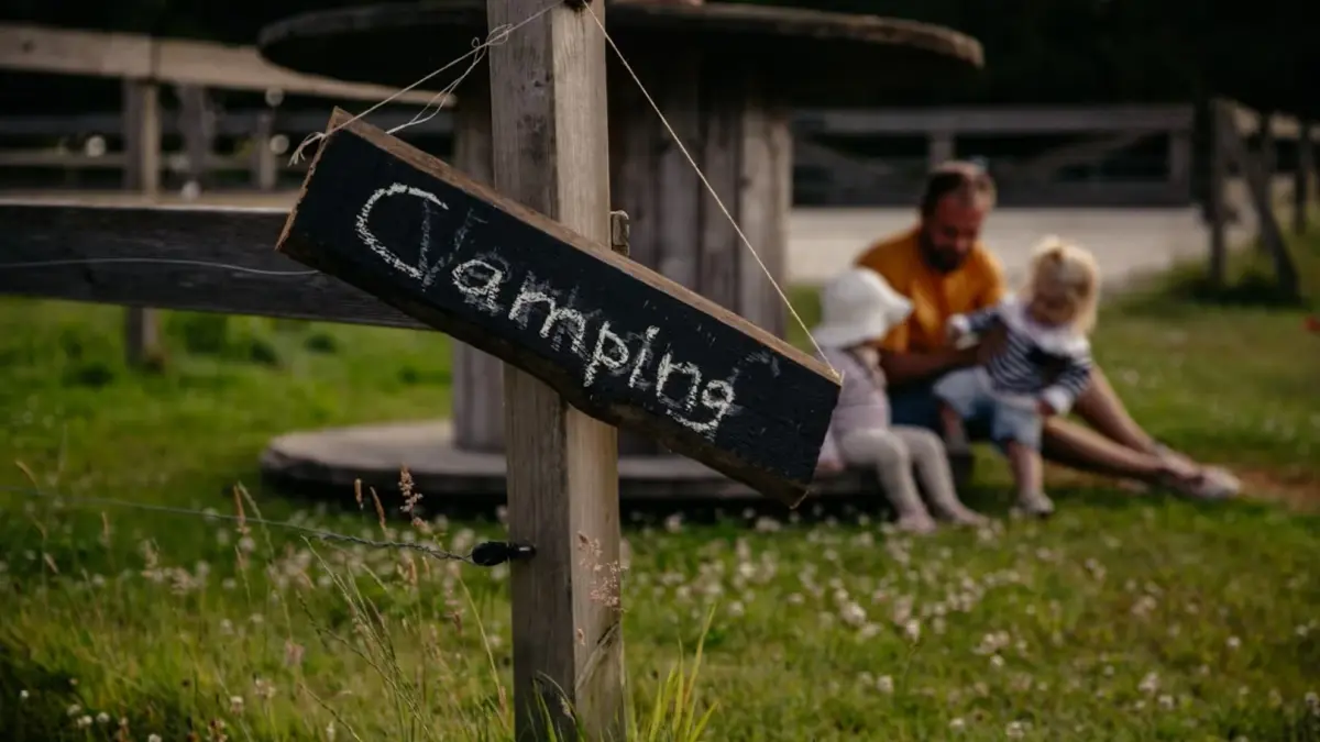 Wiesmoor Ranch - Gemütliche Ferienwohnung und Campingplatz mit Tieren